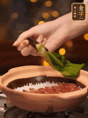 開蓋，碼上香腸和焯好水的青菜