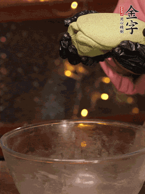 水里放點鹽，燒開后放艾草，一勺小蘇打，撈出浸入涼水，打成艾草泥