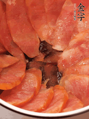 深碗涂抹豬油，頂端鋪枸杞，間隔鋪上香腸、醬油肉片