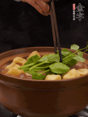 加筒骨煲的經(jīng)典配菜：金字土香腸、油豆腐、千張蓋上蓋子燜一會(huì)兒，耐心等候10分鐘。