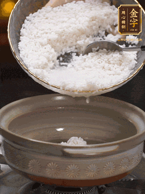 鍋底刷油，倒入米飯，水沒(méi)過(guò)即可，中小火燜10分鐘，戳幾個(gè)洞