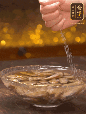 鮮活蟶子反復(fù)沖洗干凈，水中加鹽、芝麻香油浸泡30分鐘吐沙