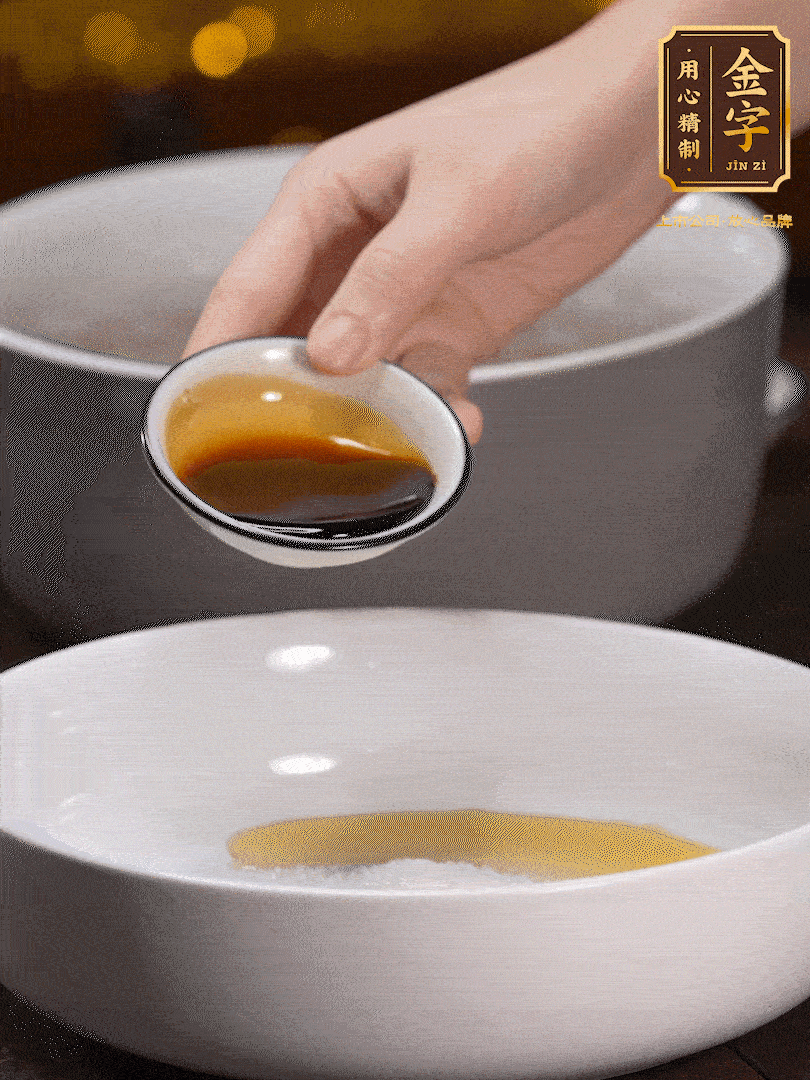 金字鹵牛肉切片，黃瓜切絲