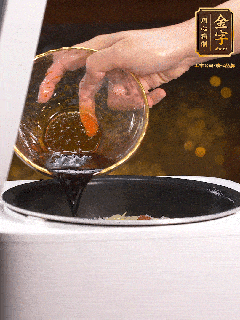 煮好后，淋上醬汁：2勺生抽、1勺老抽、1勺蠔油、半勺白糖、半勺香油、1勺水