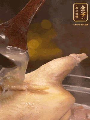 大火燒開后，撇去浮沫。轉(zhuǎn)小火燉2個小時