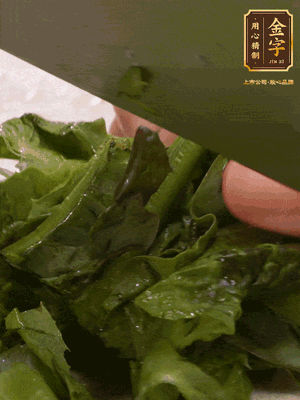 萵筍去皮切丁，萵筍葉切碎