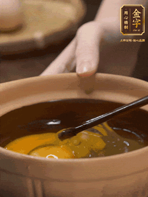 雞蛋打入砂鍋，充分打勻，1.5倍的溫水加一勺鹽，倒入蛋液中，攪拌均勻后用勺子舀去表面浮沫