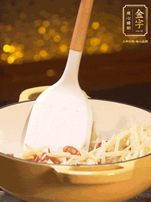 再放嫩姜絲，翻炒出姜絲的辣味