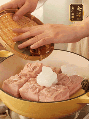 五花肉皮朝下，桂皮、八角、香葉、冰糖、生抽、花雕酒