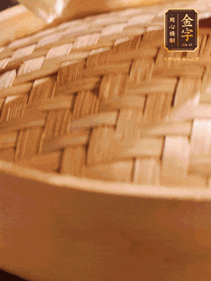 將香腸、醬油肉、臘肉放入蒸容蒸20分鐘