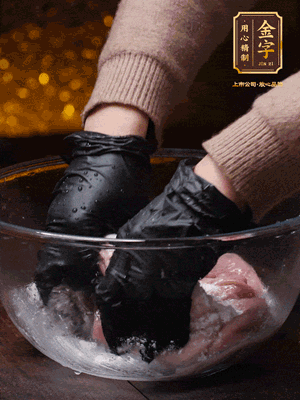 豬肚放入面粉、鹽、白酒，反復(fù)揉搓（重復(fù)3遍），洗掉表面的黏液。再把豬肚翻過來，剪去油脂，一樣反復(fù)揉搓干凈