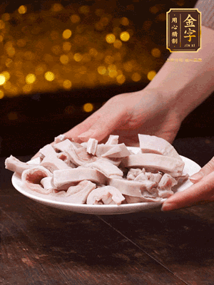 豬肚冷水下鍋，姜蔥料酒去腥，水開煮5分鐘，撈出，切小塊。