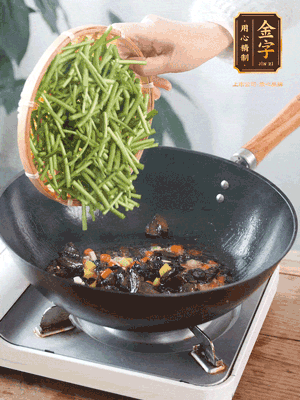 熱油煸香蒜末、姜粒、小米辣，再下臘肉煸炒出香味