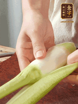 茭白去皮切絲，下鍋稍稍汆燙一下瀝干。