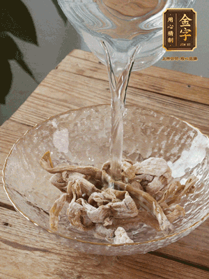 筍干提前泡發(fā)1晚切段，冬瓜去皮切塊。