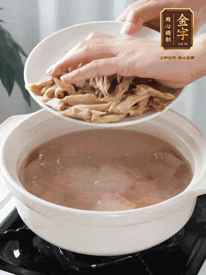 再下筍干段，加水、少許黃酒中火燉煮15分鐘。