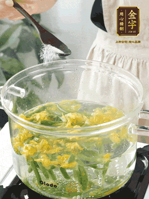 水開(kāi)后，加鹽、黃瓜花焯水30秒