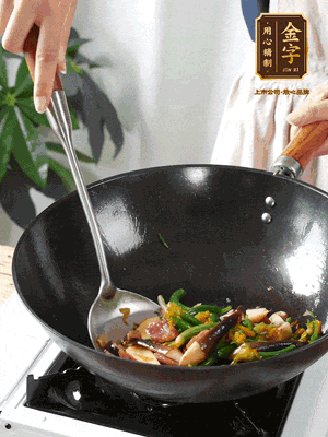 煸香蒜末，下香腸翻炒均勻，再依次下雞縱菌、黃瓜花