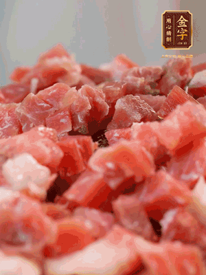 做月餅餡 火腿切成小丁，溫水浸泡5分鐘，上鍋蒸熟15-20分鐘，再將火腿丁、白砂糖、蜂蜜攪拌腌漬2小時
