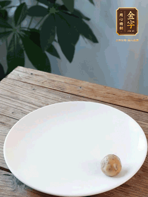 做水油皮、油酥 將油皮材料放入料盆中，加100ml水攪拌成雪花片狀。在案板上反復(fù)揉搓成有一定筋度的光潔面團，搓成14個團子。
