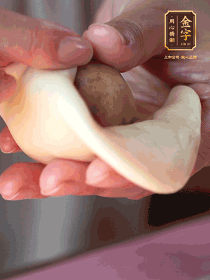 包月餅 面劑兩頭向中間捏緊， 光滑一面向下