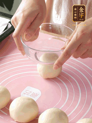 按扁后搟成圓形面皮。餡料放在面皮中心，把餡料包緊，捏緊收口