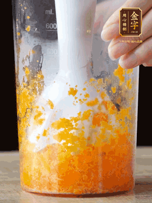 加玉米油、水怡、水揉搓成細(xì)膩的面團(tuán)。松弛半小時(shí)后，分成37g一個(gè)