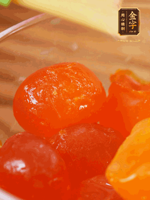 咸蛋黃噴白酒，170℃烤10分鐘。打碎過篩