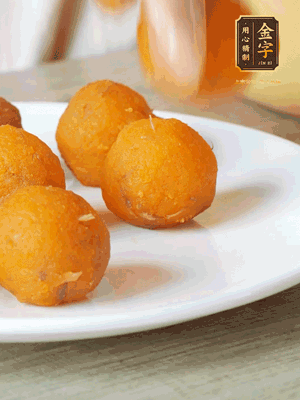 融化的黃油、芝士粉攪勻，加糖粉、蛋液、淡奶油、咸蛋黃攪勻，再加入玉米淀粉、奶粉拌勻，用不粘鍋炒至抱團(tuán)