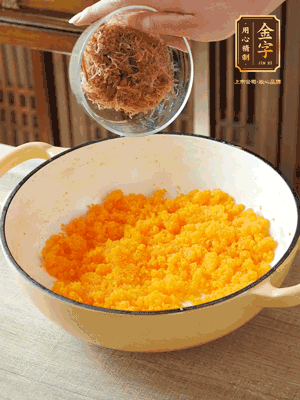 加火腿絲拌均，分成37g一個(gè)餡料，冷凍30分鐘