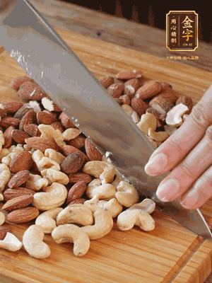 熟堅(jiān)果切成大顆粒，加入杏仁片、白芝麻、火腿絲、熟糯米粉、玫瑰花醬、花生油、水怡攪拌均勻，捏成52g一個(gè)的小球