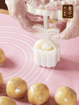 收緊虎口搓圓，裹上一層面粉，放入模具壓一壓