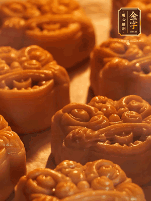 表面噴上水，烤箱預(yù)熱至190℃，170℃烤10分鐘