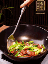 油熱下香腸炒至兩面微焦，下姜蒜、干辣椒、小米椒碎爆香