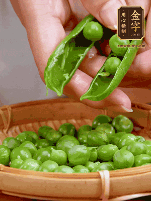 甜豆去殼，剝出甜豆米。百合小心剝成片。