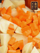 加土豆、胡蘿卜翻炒，隨后加入豆角、1勺鹽、1勺生抽、1勺蠔油、半勺老抽煸炒均勻