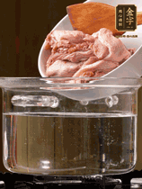 麻鴨切塊，冷水下鍋，加蔥姜、料酒焯水。撈出溫水洗凈