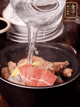 所有食材放入電飯鍋，加2勺料酒，足量的開水，按煲湯鍵煮湯