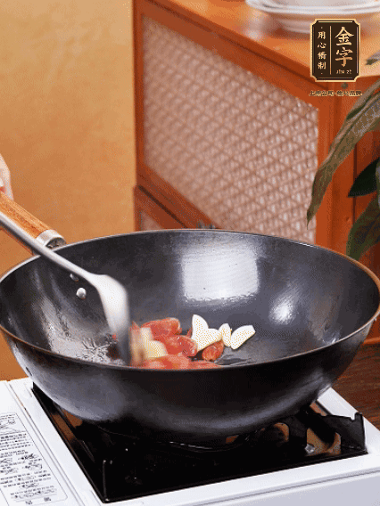 熱油，香腸微微煸出香味，加蒜片、小米辣