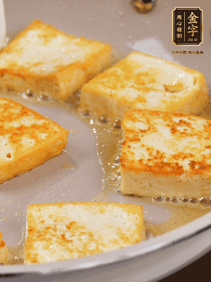 豆腐切片，兩面煎一下備用；春筍切段