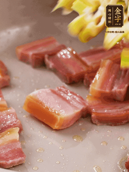 再放春筍翻炒一下，倒入砂鍋中，加適量的熱水，大火燜煮6分鐘