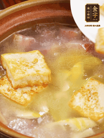 再放豆腐燉煮10分鐘，加豆瓣繼續(xù)煮2分鐘