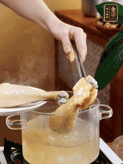 雞腿冷水下鍋，加蔥姜焯水，洗凈備用