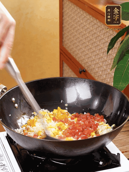 放隔夜飯攪散，加香腸，1勺生抽、半勺鹽調(diào)味。最后撒蔥花