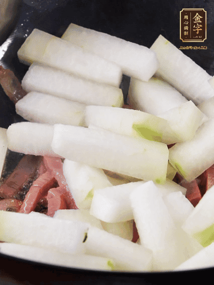 再下冬瓜微微煸炒，加一小碗水，中小火煨5分鐘