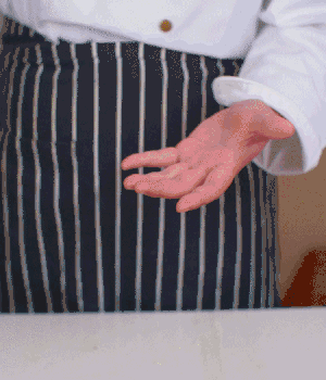 小蔥切碎，淡火腿切碎。