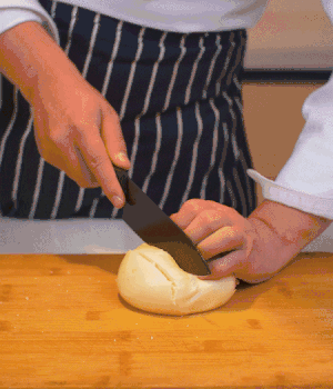 饅頭表面切出1cm左右的網(wǎng)格。