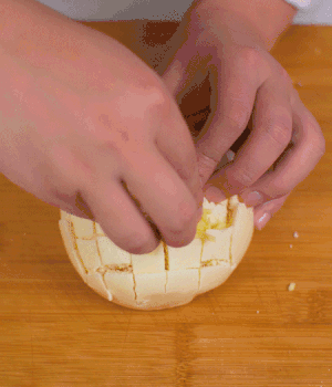 在縫隙里塞適量馬蘇里拉奶酪、再塞入淡火腿碎。