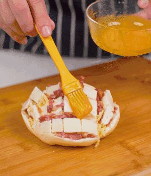 放在烤盤上，表面先刷一層玉米油，再刷一層蛋黃液。