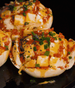 灑適量小蔥和黑芝麻，放入預(yù)熱的烤箱180度15分鐘。